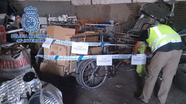 La Policía Nacional detiene a los dueños de una chatarrería por emplear ilegalmente a inmigrantes en situación irregular - 1, Foto 1