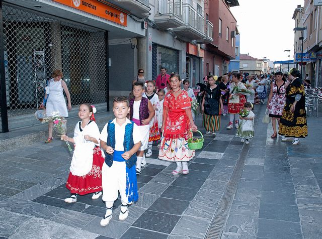 Los ceutienses, vestidos con el traje regional murciano, sacan en romería a su patrona Santa María Magdalena el domingo - 1, Foto 1