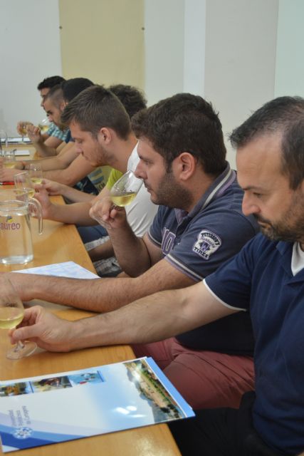  Alumnos del curso de cata de vino juzgando esta mañana caldos dulces en la Estación Agroalimentaria Experimental Tomás Ferro, Foto 1