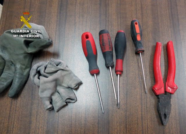 La Guardia Civil sorprende a dos personas mientras sustraían cable de cobre de una urbanización de Murcia - 2, Foto 2