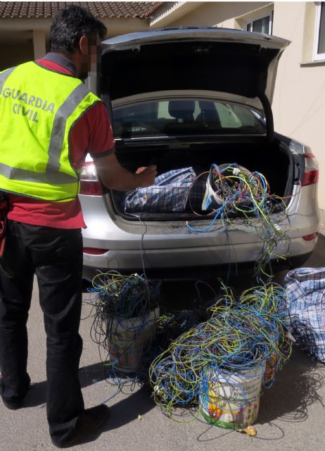 La Guardia Civil sorprende a dos personas mientras sustraían cable de cobre de una urbanización de Murcia - 5, Foto 5