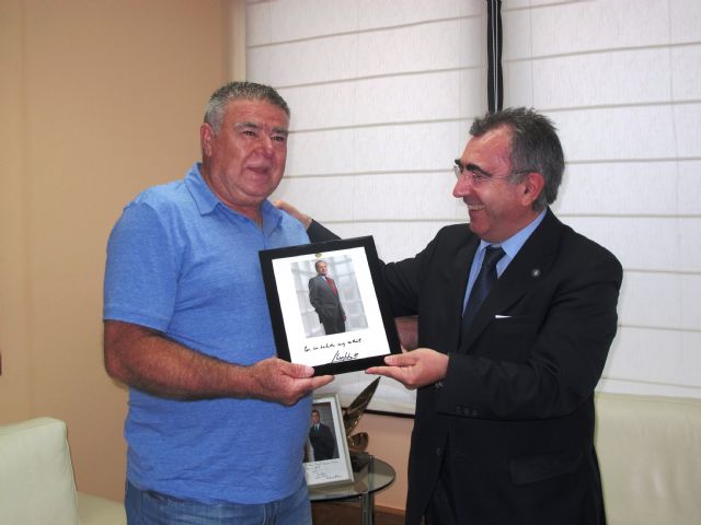 El consejero Manuel Campos recibe al presidente de la comunidad de propietarios del barrio de San Fernando, de Lorca - 1, Foto 1