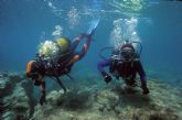 Medio centenar de personas recibe su bautismo de buceo en aguas de la Bahía de Mazarrón