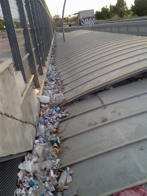 El Grupo Socialista denuncia que la basura se acumula durante meses en el parking del Cuartel de Artillería - 1, Foto 1