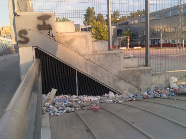 El Grupo Socialista denuncia que la basura se acumula durante meses en el parking del Cuartel de Artillería - 2, Foto 2
