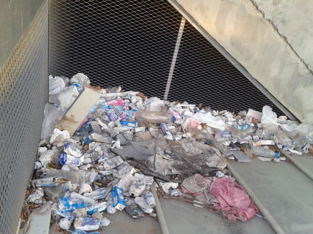El Grupo Socialista denuncia que la basura se acumula durante meses en el parking del Cuartel de Artillería - 3, Foto 3