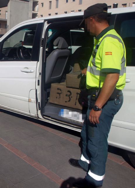 La Guardia Civil intercepta una furgoneta cargada de hachís durante un control de velocidad - 2, Foto 2