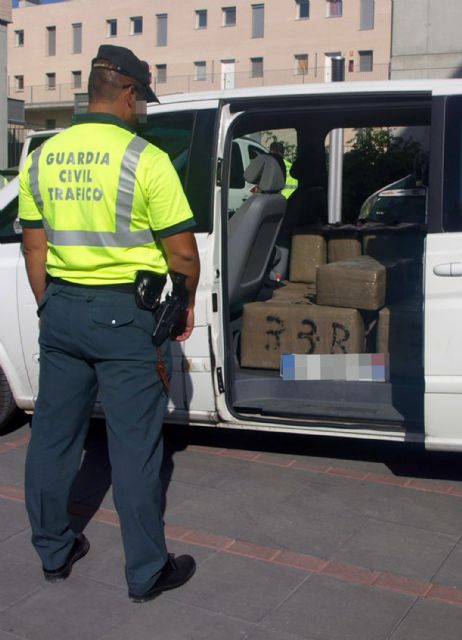 La Guardia Civil intercepta una furgoneta cargada de hachís durante un control de velocidad - 3, Foto 3