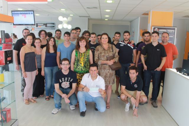 Los trabajadores del Departamento de Atencin al Cliente de la empresa alhameña PC Componentes entregan parte de sus ganancias al Ayuntamiento para ayudar a familias necesitadas, Foto 1