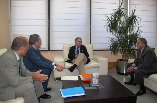 El consejero de Fomento, Obras Públicas y Ordenación del Territorio se reúne con el presidente del Grupo IASA - 1, Foto 1