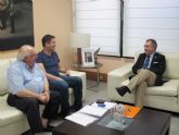 El consejero de Fomento recibe a los alcaldes pedneos de Corvera y La Murta (Murcia)
