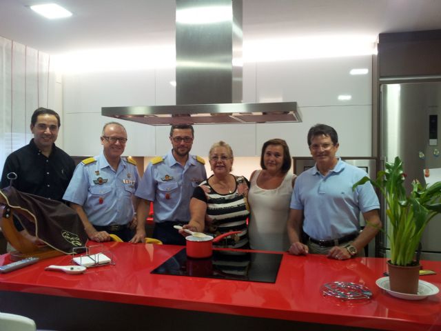 EL Alcalde de Lorca participa en la entrega de llaves y cédulas de habitabilidad a las 16 familias del Edificio UME de La Viña - 1, Foto 1