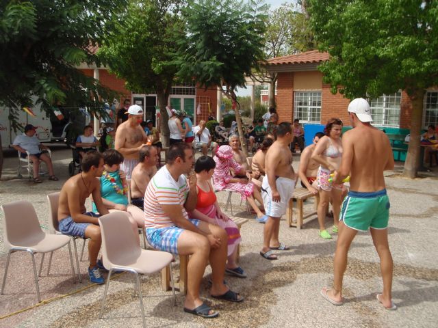 Los usuarios del Centro de Día José Moyá disfrutan de una jornada lúdica de verano con motivo de las actividades de final de curso, Foto 1