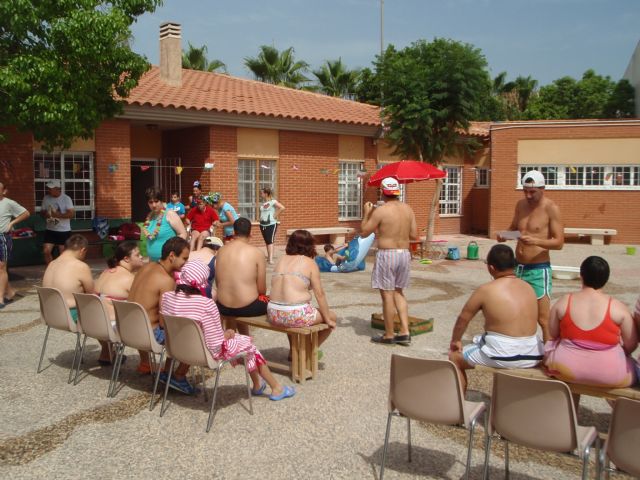 Los usuarios del Centro de Día José Moyá disfrutan de una jornada lúdica de verano con motivo de las actividades de final de curso - 2, Foto 2