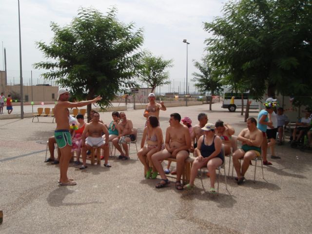 Los usuarios del Centro de Día José Moyá disfrutan de una jornada lúdica de verano con motivo de las actividades de final de curso - 3, Foto 3