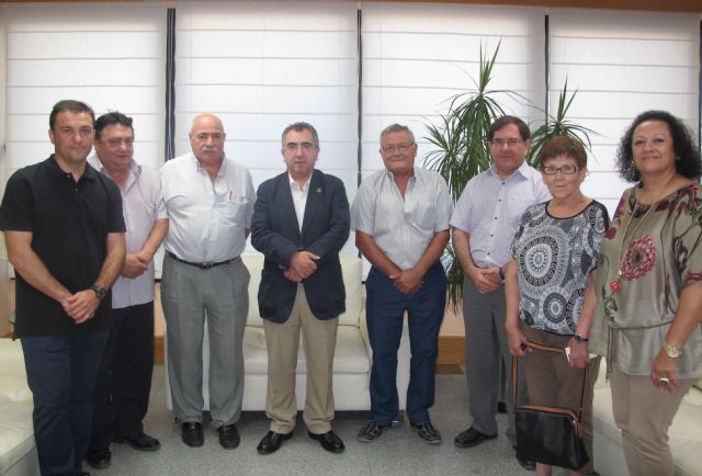 El consejero Manuel Campos recibe a vecinos del Edificio Virgen de Belén de Lorca - 1, Foto 1