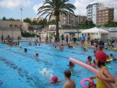 Las piscinas municipales acogen en sus programas a 35 niños de familias sin recursos