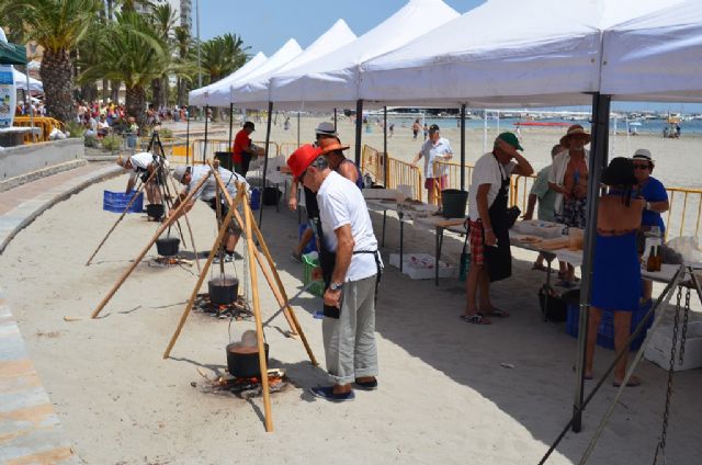 El Día del Caldero congregó a cientos de personas que pudieron degustar este plato típico cocinado en la playa - 1, Foto 1