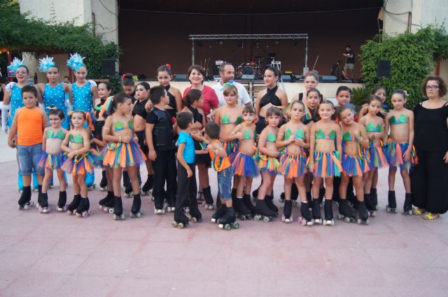 Niños y niñas del Club de Patín Totana realizan una exhibición de patinaje artístico en el parque municipal 
