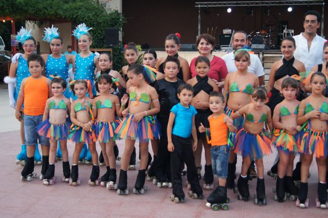 Niños y niñas del Club de Patín Totana realizan una exhibición de patinaje artístico en el parque municipal Marcos Ortiz, Foto 2