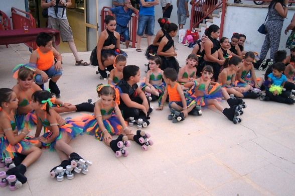 Niños y niñas del Club de Patín Totana realizan una exhibición de patinaje artístico en el parque municipal Marcos Ortiz, Foto 4