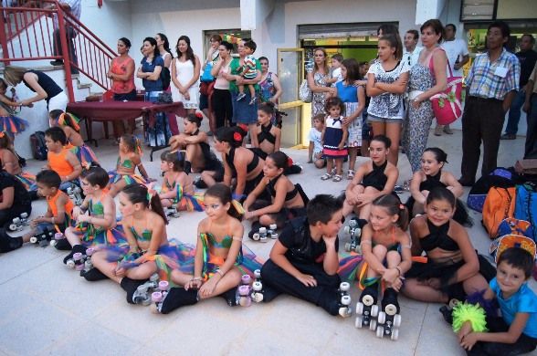 Niños y niñas del Club de Patín Totana realizan una exhibición de patinaje artístico en el parque municipal Marcos Ortiz, Foto 7