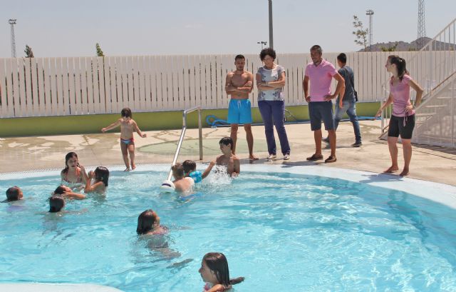 Más de 100 lumbrerenses participan durante los meses de verano en el Programa de Actividades Acuáticas que impulsa el Ayuntamiento - 1, Foto 1