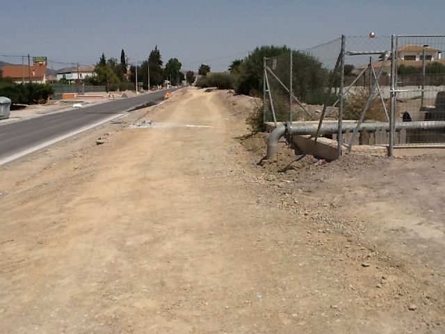 Soler: Es un disparate que por no instalar una tubería en las obras de la antigua carretera de Águilas, los vecinos tengan que romper el carril bici y las aceras para poder realizar sus acometidas sanitarias - 1, Foto 1