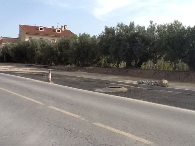 Soler: Es un disparate que por no instalar una tubería en las obras de la antigua carretera de Águilas, los vecinos tengan que romper el carril bici y las aceras para poder realizar sus acometidas sanitarias - 3, Foto 3