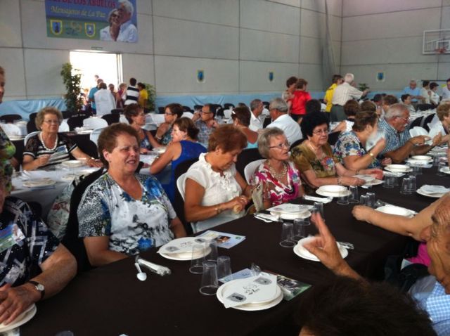 Autoridades municipales celebran junto con usuarios del Centro de Personas Mayores la Balsa Vieja el Día del abuelo - 1, Foto 1