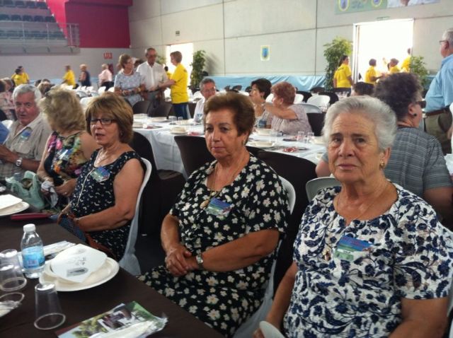 Autoridades municipales celebran junto con usuarios del Centro de Personas Mayores la Balsa Vieja el Día del abuelo - 2, Foto 2