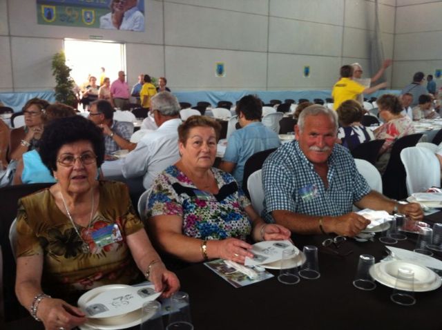 Autoridades municipales celebran junto con usuarios del Centro de Personas Mayores la Balsa Vieja el Día del abuelo - 4, Foto 4