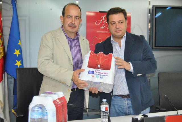 Las botellas de agua mineral Aquadeus promocionan la Feria de Albacete 2014, Foto 2