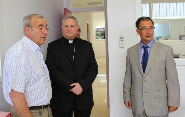 Mons. Lorca Planes acompaña al Delegado de Gobierno en su visita a la sede diocesana de Cáritas - 1, Foto 1