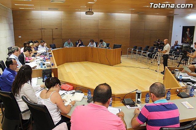 El Pleno aborda el levantamiento de la carga para ceder una parcela a la Comunidad de Regantes para la construcción de una infraestructura destinada a la recogida de aguas pluviales, Foto 1