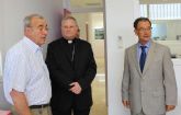 Mons. Lorca Planes acompaña al Delegado de Gobierno en su visita a la sede diocesana de Cáritas