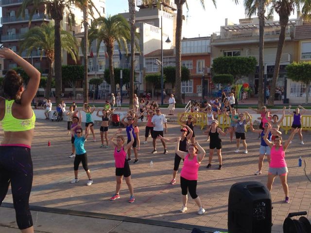 El Fitness Playa lleva cada día a decenas de personas que practican deporte gratuitamente en las playas de Santiago de la Ribera y La Manga - 1, Foto 1