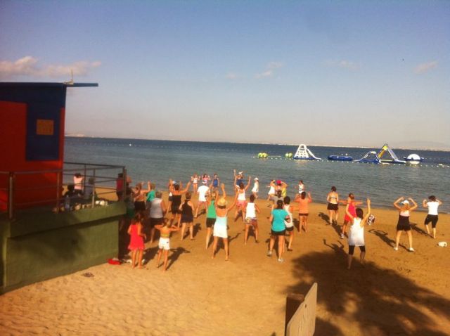 El Fitness Playa lleva cada día a decenas de personas que practican deporte gratuitamente en las playas de Santiago de la Ribera y La Manga - 3, Foto 3