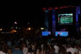 Miles de personas disfrutan en vivo de la fiesta de Máxima FM en la playa de Puerto de Mazarrón