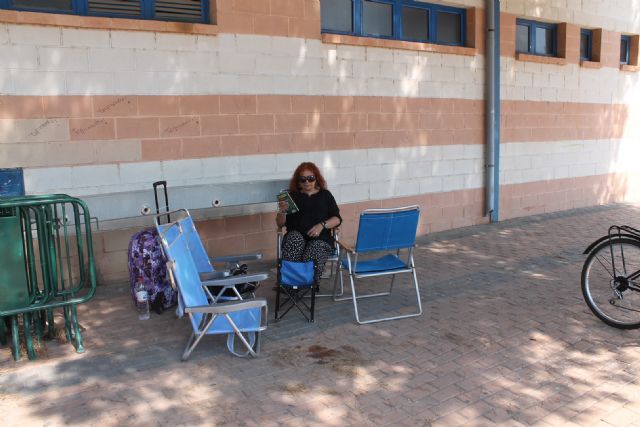 Las fans del artista almeriense Bisbal esperan a las puertas del Polideportivo de Los Alcázares desde el pasado lunes 28 de julio - 3, Foto 3