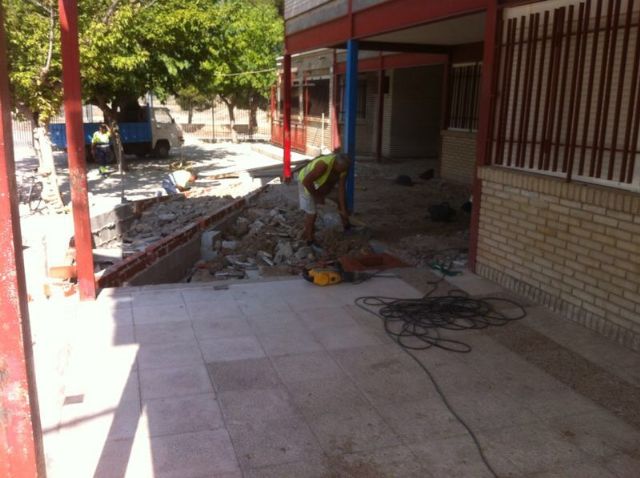 Servicios avanza en las actuaciones previstas en colegios y en el repintado de calles de cara a la Feria y Fiestas de Agosto - 2, Foto 2