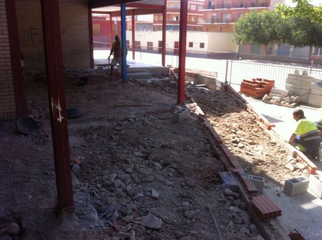 Servicios avanza en las actuaciones previstas en colegios y en el repintado de calles de cara a la Feria y Fiestas de Agosto - 3, Foto 3