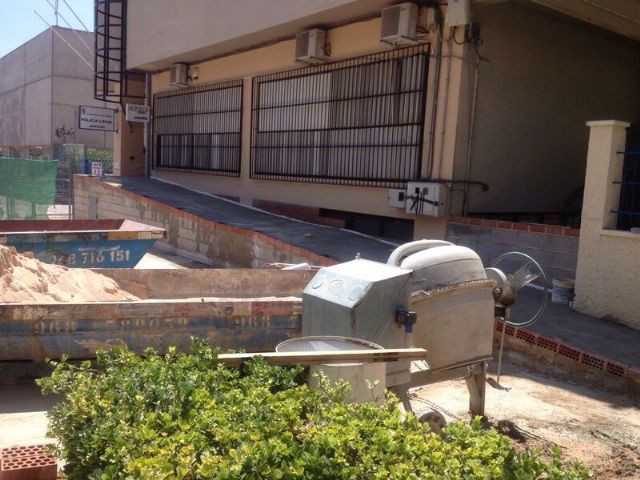 Servicios avanza en las actuaciones previstas en colegios y en el repintado de calles de cara a la Feria y Fiestas de Agosto - 4, Foto 4