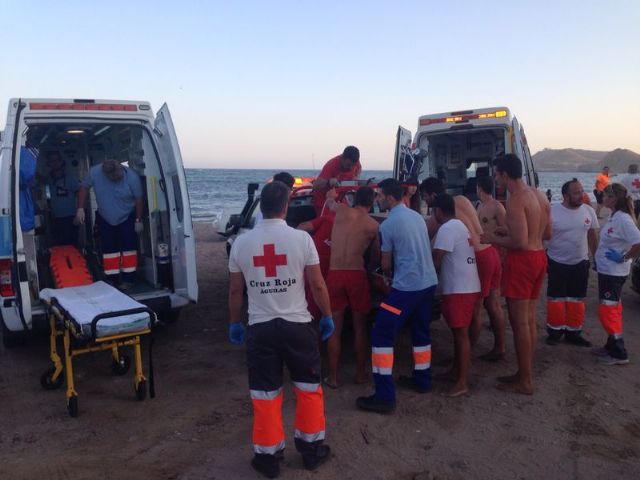 Los efectivos de Cruz Roja Española en Águilas rescatan a 15 bañistas por el temporal de lebeche - 1, Foto 1