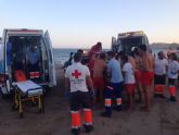Los efectivos de Cruz Roja Española en guilas rescatan a 15 bañistas por el temporal de lebeche