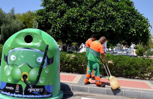El Ayuntamiento de Águilas y Ecovidrio instalan y 'customizan' contenedores de vidrio para promover el reciclado durante el verano - 1, Foto 1