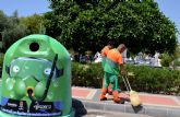 El Ayuntamiento de guilas y Ecovidrio instalan y 'customizan' contenedores de vidrio para promover el reciclado durante el verano