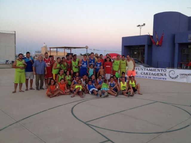 Doscientas personas compitieron en el 3x3 de Baloncesto de Los Urrutias - 3, Foto 3