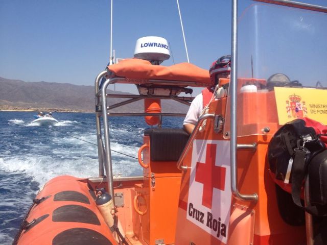 Cruz Roja Española en Águilas rescata una embarcación sin gobierno en Cala Blanca - 1, Foto 1