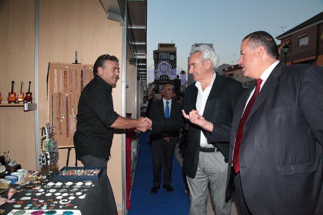 Encarnación Fernández ya tiene su lámpara en la Avenida del Flamenco - 1, Foto 1